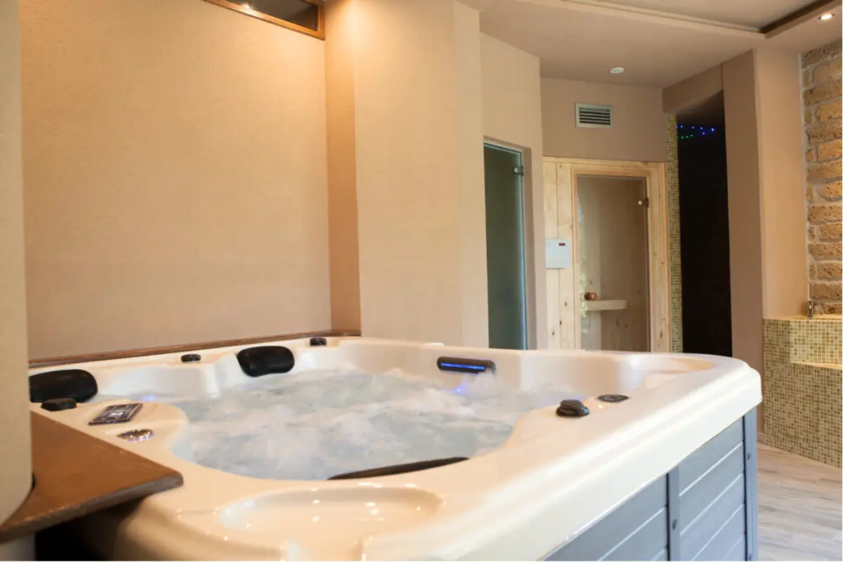 Private spa - Tub detail