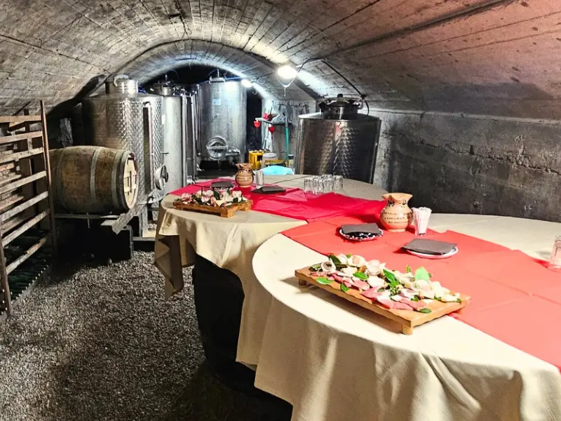 Tavola cantina addobbata per il cenone di Capodanno in agriturismo