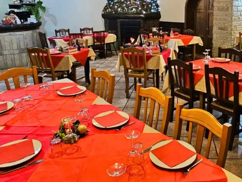 Tavola imbandita per il cenone di Capodanno in agriturismo Campania