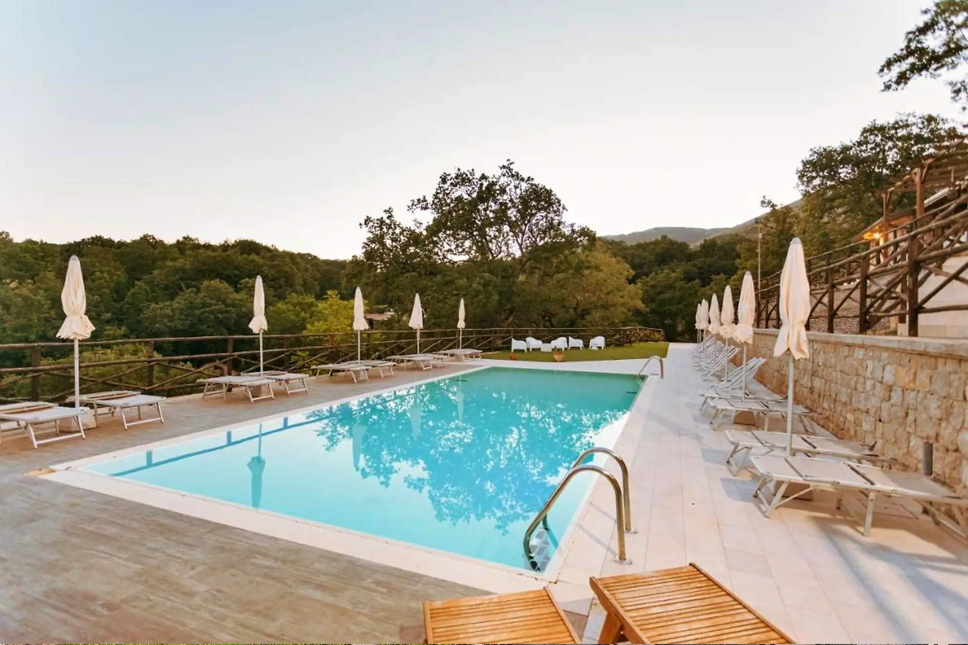Piscina panoramica amgolo di agriturismo con piscina in Campania La Sfruscià