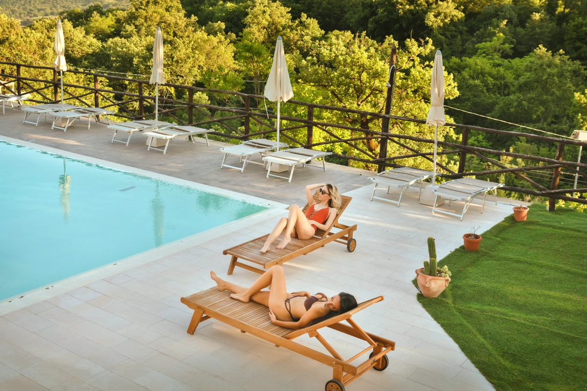 Famiglia in piscina agriturismo con piscina in Campania La Sfruscià