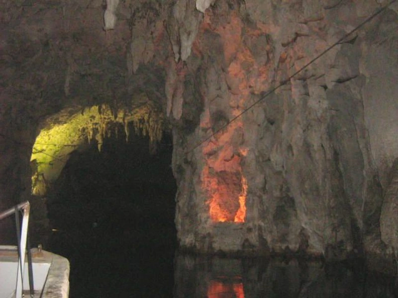 Fiume negro sotterraneo grotte di pertosa navigazione
