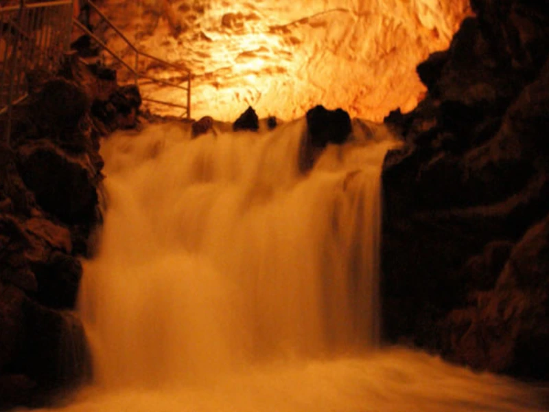 Illuminazione suggestiva caverne grotte di pertosa cilento