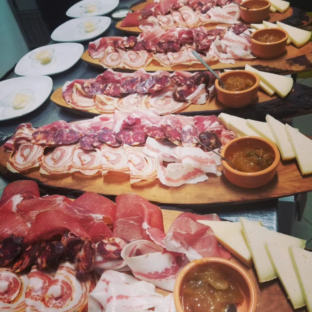 Antipasti contadini del pranzo di Pasqua in agriturismo Campania