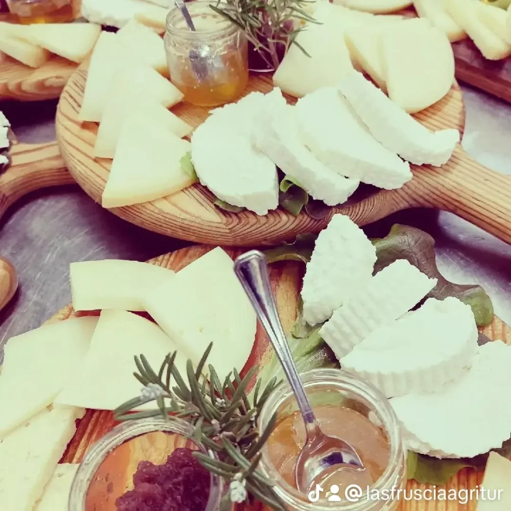Formaggi di produzione propria per pranzo di Pasqua in agriturismo