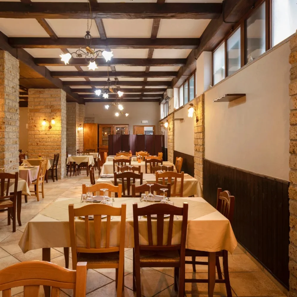 Sala apparecchiata per Pasqua in agriturismo Campania