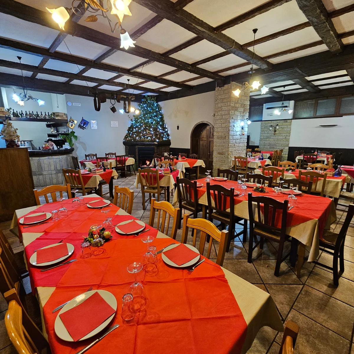 Tavola imbandita per il pranzo di Natale in agriturismo Campania