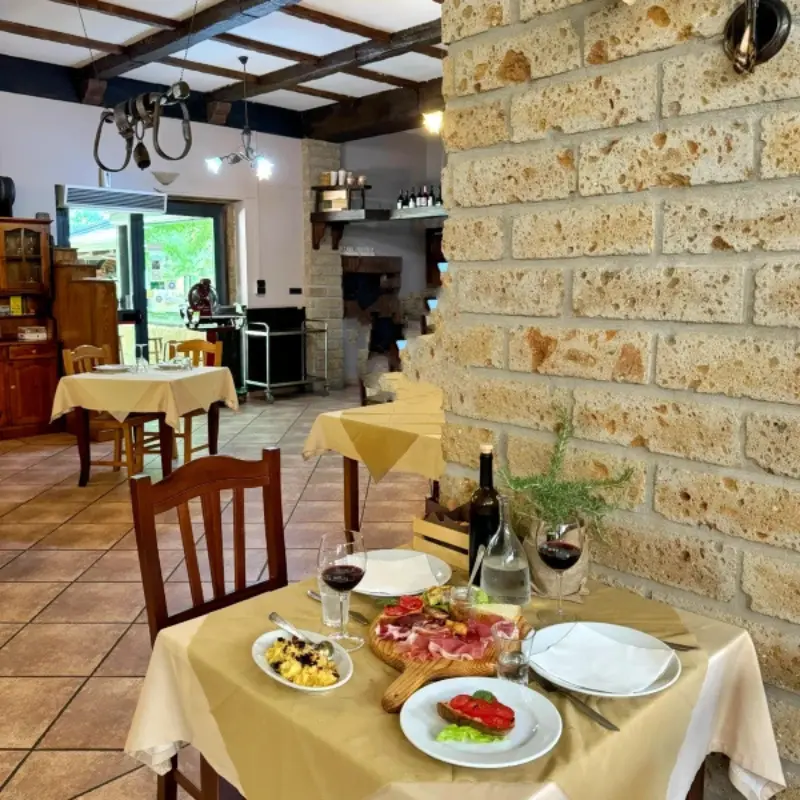 Tavola imbandita per pranzo di Pasqua in agriturismo