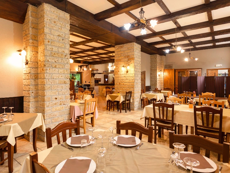 Sala pranzo rustica per il pranzo del 1° Maggio