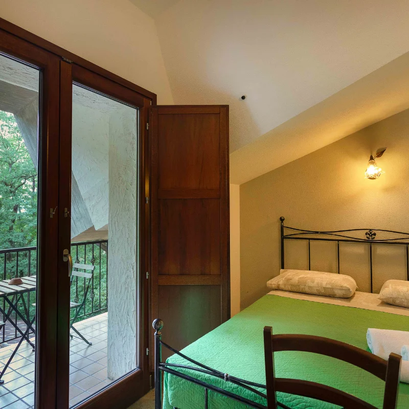 Camera matrimoniale accogliente per weekend romantico in agriturismo