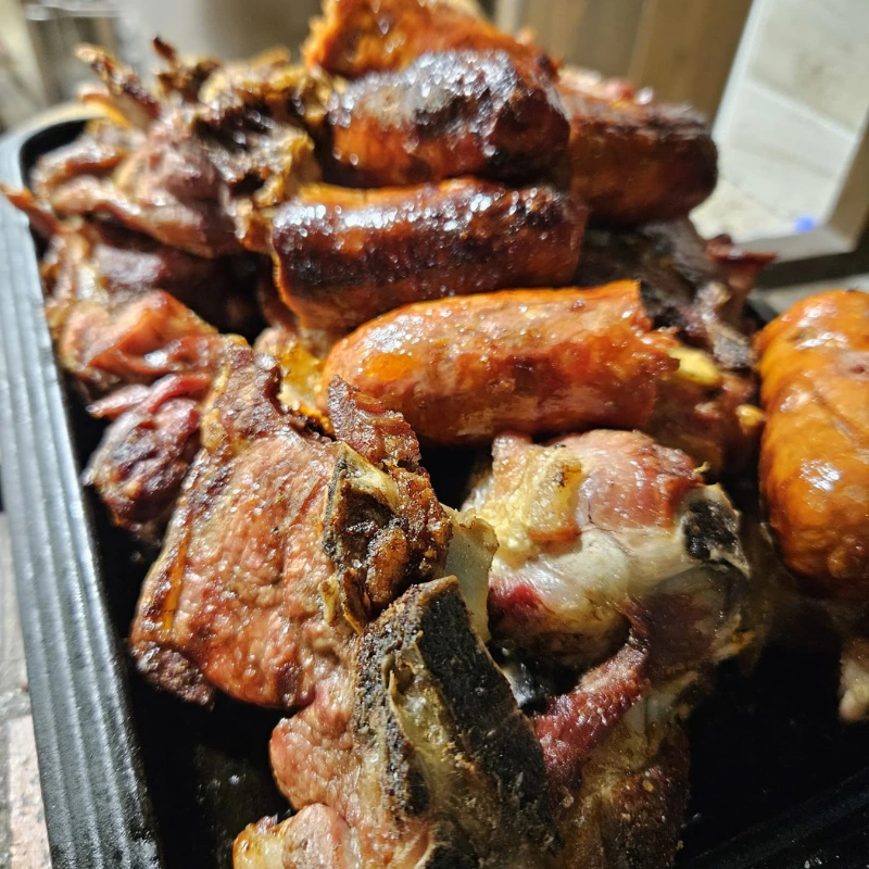 Succulenti carni nostrane cotte alla brace per cena romantica di San Valentino in agriturismo