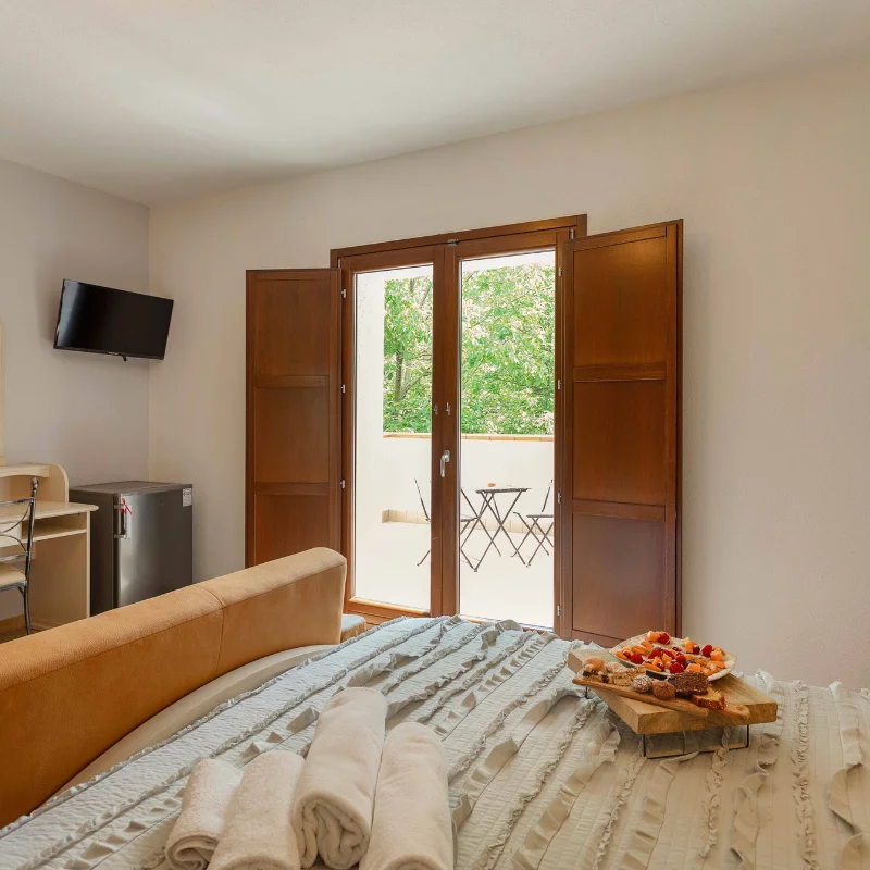 Dettaglio camera con luci calde per San Valentino in agriturismo